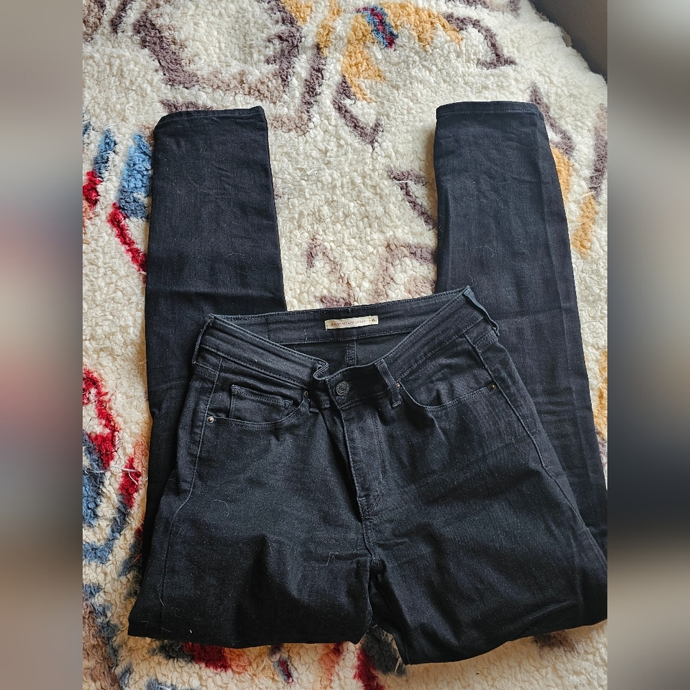 Black Levi's size 6